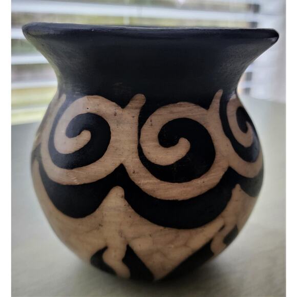 POT/VASE-Vintage Lenca Indian Honduras-Handmade Black-Alabaster - Picture 1 of 10
